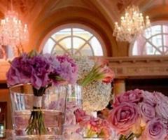 Allestimento dei tavoli per il banchetto di nozze