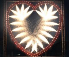 Cuore di fuoco durante un matrimonio