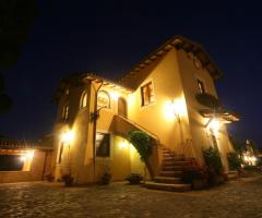 Il casale illuminato per un ricevimento di matrimonio serale