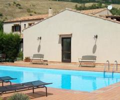 Esterno con ampia piscina presso l'agriturismo per ricevimento di matrimonio a Castellana Sicula (Catania)