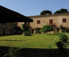 Esterno con parco dell'agriturismo per ricevimento di matrimonio Masseria Susafa