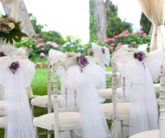 Allestimento delle sedute per la cerimonia di matrimonio