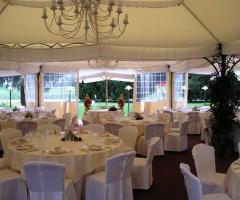 Tecnostruttura allestita all'esterno della villa