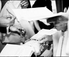 Fotografia dello scambio degli anelli degli sposi