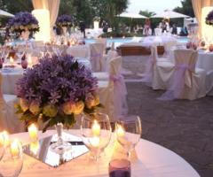 Allestimento floreale dei tavoli delle nozze