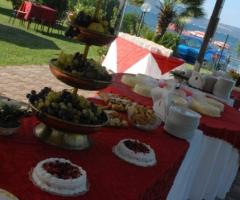 Tavolo dei dolci alla festa di nozze