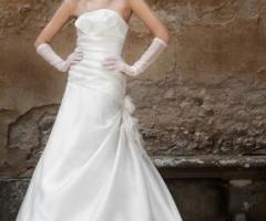 Abito da sposa seza spalline e guanti a tre quarti
