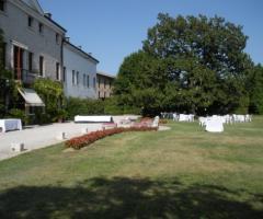 Ricevimento di matrimonio in giardino