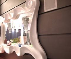 Specchio di design nella sala per il ricevimento di nozze