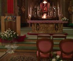 Allestimento floreale della chiesa per il matrimonio