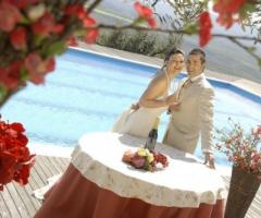 Sposi a bordo piscina