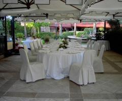 Allestimento banchetto di nozze a bordo piscina