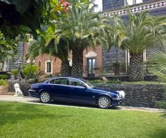 Macchina sportiva per la cerimonia di nozze