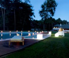 Ricevimento di matrimonio serale a bordo piscina