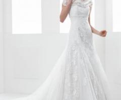 Elaborato abito da sposa dalla gonna ricamata in pizzo