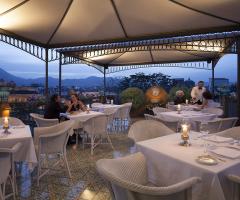 Atmosfera suggestiva dell'Ai Tetti Dining