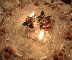 Centrotavola con fiori e candele per la cena di matrimonio