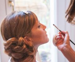 La sposa durante il trucco - Laura Make Up