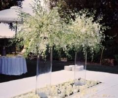 Centrotavola di fiori per il buffet di matrimonio