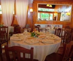 Tavolo allestito per il ricevimento di nozze