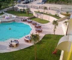 Piscina del ristorante per ricevimenti di nozze all'aperto