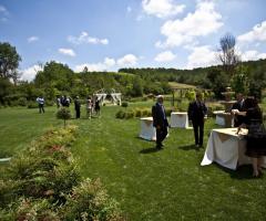 Antipasti di nozze serviti in giardino