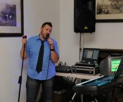 Robi Music durante un'esibizione