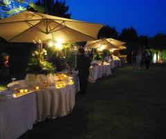 Tavoli in giardino per gli antipasti di matrimonio