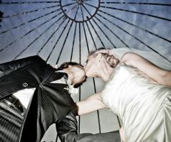 Foto del bacio degli sposi ripresi dal basso