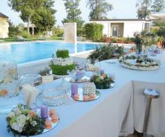 Allestimento del banchetto di nozze con deliziosi centrotavola