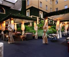 Giardino dell'hotel per il ricevimento di matrimonio