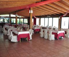 Sala interna con tavoli apparecchiati