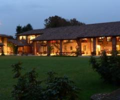 la villa illuminata di sera