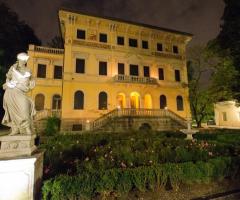 La villa di notte