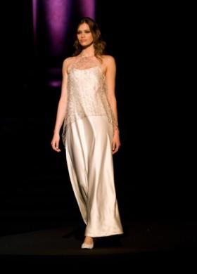 Abito da sposa stile sottoveste in raso con dettagli ricamati