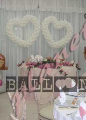 Decorazioni per il ristorante: cuore doppio di palloncini e sposi in alluminio