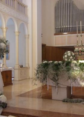 Addobbi floreali di camelie bianche per la cerimonia nuziale