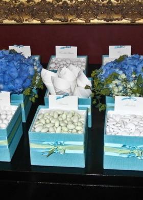 Fiori blu per il tavolo della confettata