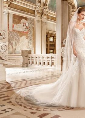 Abito da sposa con ricami e scollo a cuore