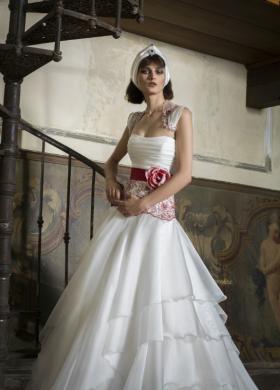 Abito da sposa con fiorie dettagli colorati