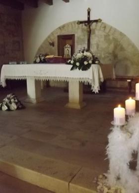 Addobbi per la chiesa con piume e candele