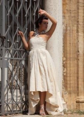 Vestito da sposa corto davanti e lungo dietro dalle fibre naturali