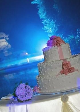 Torta nuzuale con fiocco colorato