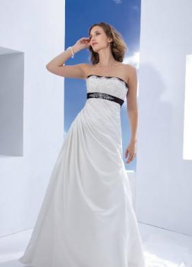 Originale abito da sposa dalla linea semplice, con contrasto in nero e ricamo in pizzo