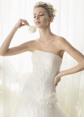 Abito da sposa con scollatura dritta - Collezione Luna Novias