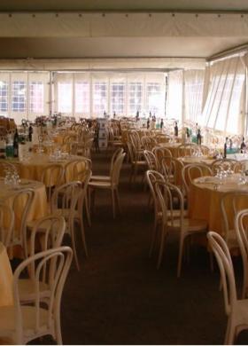 Allestimento del matrimonio sotto una tensostruttura
