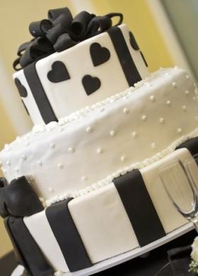 Torta multipiano bianco e nera con cuori decorati