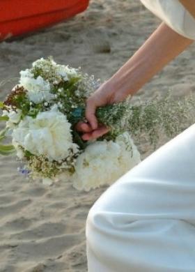 Bouquet di fiori bianchi per la sposa