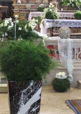Decorazione floreale con vasi moderni in chiesa