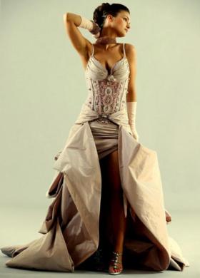 Abito da sposa color rosa dallo stile barocco